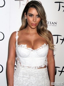 kim-kardashian-cleavy-in-white-lace-in-vegas-07-435x580