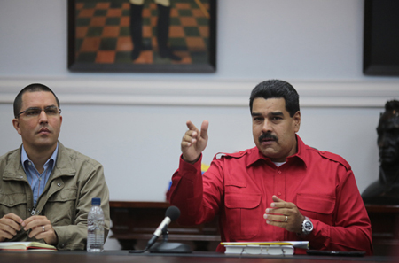  Maduro junto al vicepresidente Arreaza, pasa permanente revista a las aciones del tren ejecutivo en la revisión de precios a establecimientos señalados por usura y especulación. CORTESIA / AVN