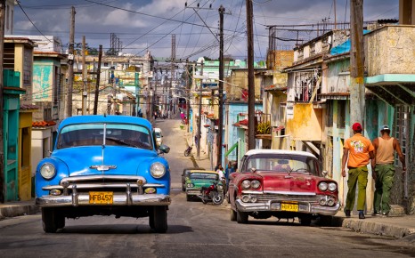 La venta de autos en Cuba estuvo regulada por el Estado durante 50 años, y los autos nuevos eran vendidos a personas autorizadas por su desempeño laboral en empresas estatales, artistas y deportistas destacados. Foto: Archivo