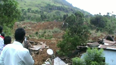 Al menos 16 personas han muerto y otras 300 siguen desaparecidas tras un alud de lodo provocado por las fuertes lluvias del monzón en la región central de Sri Lanka AGENCIAS