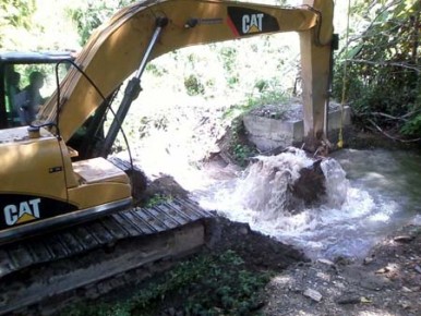 Excavación y labores correctivas de tubería se realiza edn el sector Tapaima.
