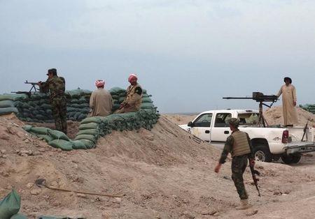  Combatientes tribales preparan sus armas durante un intenso despliegue en una ofensiva contra el Estado Islámico en Irak. CORTESIA / REUTERS