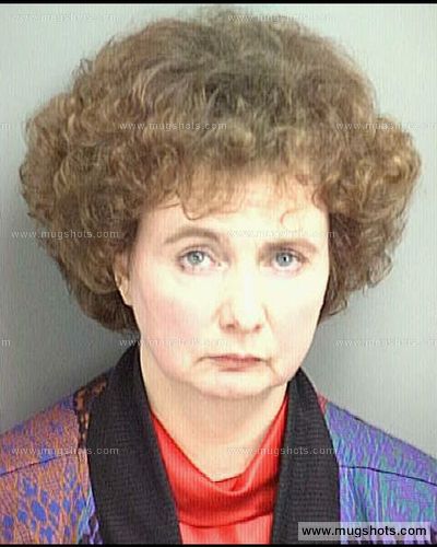 La monstruosa madre, aficionada a la tortura, aún sigue encarcelada. Su primera víctima fue uno de sus esposos