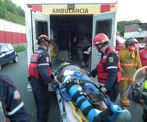 Los lesionados fueron trasladados por funcionarios de Protección Civil Miranda hasta el Hospital General Dr. Victorino Santaella Ruiz. 