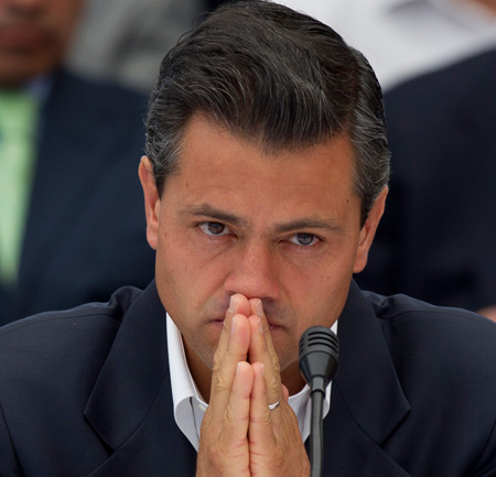 Un grupo de estudiantes de la escuela de magisterio de Ayotzinapa, en Guerrero, exigieron a través transmisiones de radio la renuncia del presidente de México, Enrique Peña Nieto, y le dieron seis días para hacerlo
