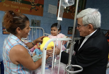 Monseñor Fernando Castro Aguayo, Obispo Auxiliar de Caracas, en diálogo con la madre de un niño hospitalizado. 