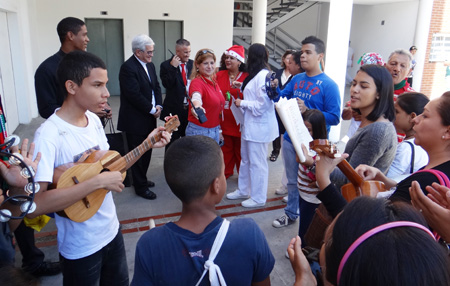Acompañaron la visita el seminarista Adolfredo Pérez Infante y un grupo de vecinos del sector Campo Rico que interpretaban los cánticos navideños.