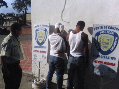En la gráfica, dos de los tres detenidos por los funcionarios de la Municipal de Urdaneta