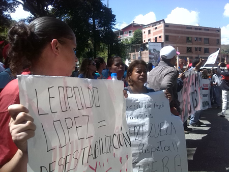 Los manifestantes llevaron pancartas contra los expresidentes