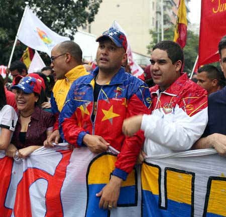 La lluvia que este jueves cayó sobre Caracas bañó de alegría y entusiasmo la marcha, que de Plaza Venezuela a Parque Carabobo, realizó la juventud revolucionaria para conmemorar los 201 años de la heroica Batalla de La Victoria.