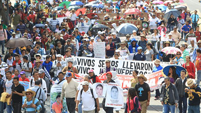 Más de mil mexicanos marcharon para exigir la aparición de los estudiantes de la Escuela Normal de Ayotzinapa