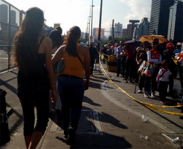 Persisten colas para abordar unidades habilitadas para cubrir rutas del Metro cerradas por Modernización de estación de Chacaíto