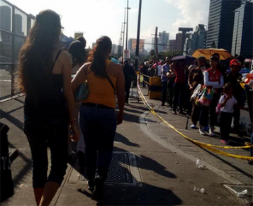  Persisten colas para abordar unidades habilitadas para cubrir rutas del Metro cerradas por Modernización de estación de Chacaíto