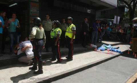  En Chacaíto, donde tomaba la camionetica cada vez que venía, habían matado a un muchacho que estaba justo delante de ella en la cola…