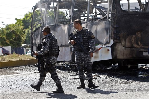 Policías estatales examinan el sitio donde un autobús fue incendiado en Guadalajara, México, el viernes 1 de mayo de 2015. Las autoridades en el oeste de México le solicitaron a los habitantes que se mantuvieran en casa mientras apagaban varios vehículos incendiados en diversas partes de Guadalajara. El Cártel Jalisco Nueva Generación es una organización criminal en expansión que demostró su fuerza en los ataques y bloqueos del viernes en el noroeste de México _ que incluyeron el derribo de un helicóptero militar y se cobraron 7 vidas_ y cuyo enfrentamiento con el gobierno federal podría conllevar un aumento de la violencia, indicaron analistas el sábado 2 de mayo. (Foto AP)