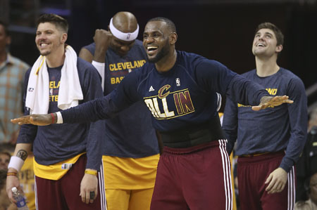 LeBron tiene el favoritismo en contra en esta oportunidad AP / Ron Schwane