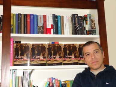 Víctor Vegas está desde 2008 en España donde ha publicado varios libros de teatro y narrativa, entre ellos, “Mensajes en la pared”