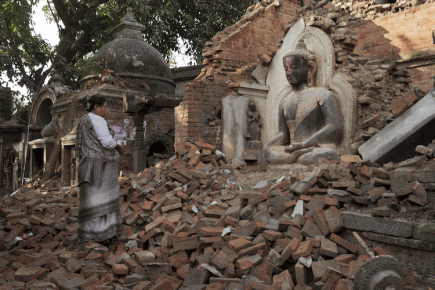 Cerca del epicentro, al norte de Katmandú, había pueblos enteros en ruinas y los vecinos necesitaban desesperadamente refugios temporales contra la lluvia y el frío