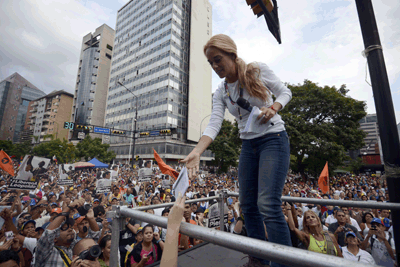 ¿Por qué no es Lilian Tintori primera en la lista por Miranda, en vez de Julio Borges? ¿Es que acaso ella como venezolana, madre, esposa y mujer con guáramo, no se lo ha ganado? ¿Cuál es el miedo? ¿Qué es la esposa de Leopoldo, pegunto?