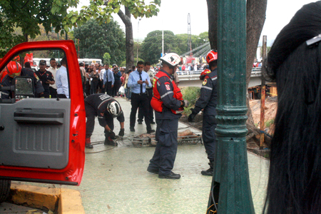 Bomberos del Distrito Capital rescataron el cadáver de un hombre con impactos de bala en el cráneo, hallado en aguas del río El Valle.