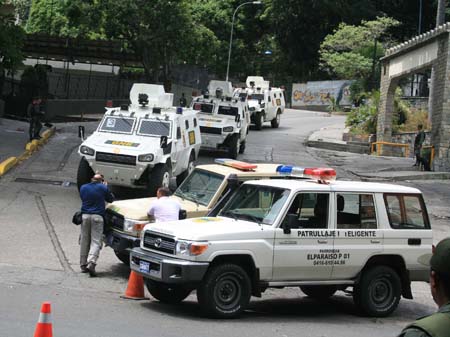 Efectivos de distintos organismos de seguridad al momento de ingresar para cumplir con el operativo en la Cota 905 de Caracas. LV / JL