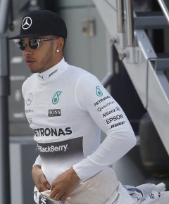 Lewis Hamilton, de Mercedes, va a la primera sesión de prácticas para el Gran Premio de Gran Bretaña de F1 en Silverstone, Inglaterra, viernes 3 de julio de 2015. Su compañero de escudería Nico Rosberg registró el mejor tiempo de cara al GP que se correrá el 5 de julio. (AP Photo/Frank Augstein)