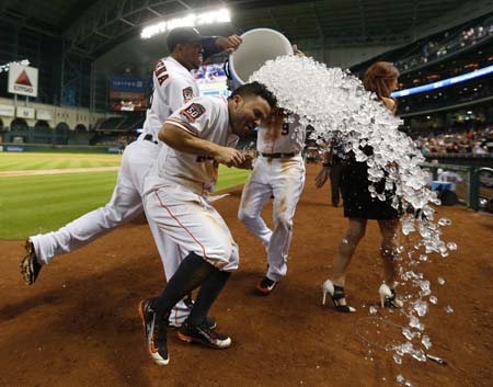 Altuve recibió un balde de agua fría por parte de sus compañeros AP / Karen Warren