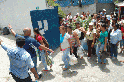 Familiares lograron ayer sábado llevar alimentos a los detenidos en la sede judicial de Los Naranjos.