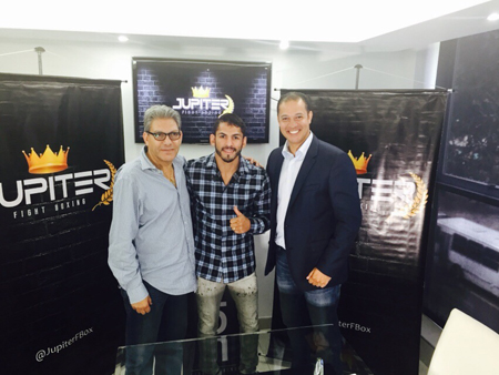 Linares estampó su firma para hacer en Venezuela la segunda defensa de su título mundial