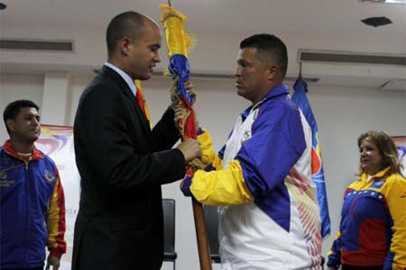 El ministro Héctor Rodríguez entregó la Bandera a José Longa, de la selección nacional de softbol