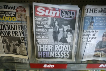  Vista de portadas de periódicos que publican la imagen de la reina Isabel II de Inglaterra, de joven, haciendo el saludo nazi