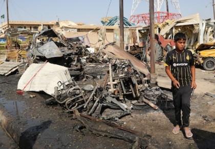 Escombros desparramados en un mercado en Jan Beni Saad, 30 kilómetros al noreste de Bagdad, sábado 18 de julio de 2015. La noche anterior, un ataque suicida dejó 115 muertos en el mercado de la ciudad, en uno de los atentados más mortíferos de la última década. (AP Foto/Karim Kadim)