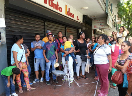Compradores a las afueras del Bicentenario se quedaron esperando a que les vendieran los productos de la cesta básica. CORTESIA