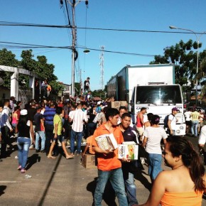 El viernes en San Félix, vecinos enardecidos por el hambre y la escasez arremetieron contra unos comercios y por la fuerza se apropiaron de alimentos