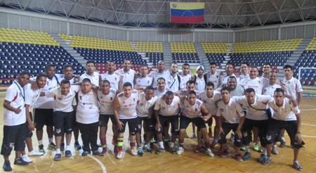 Los jugadores de la Vinotinto y Vikingos de Miranda posaron unidos tras el encuentro amistoso del jueves pasado Foto Edward Sarmiento