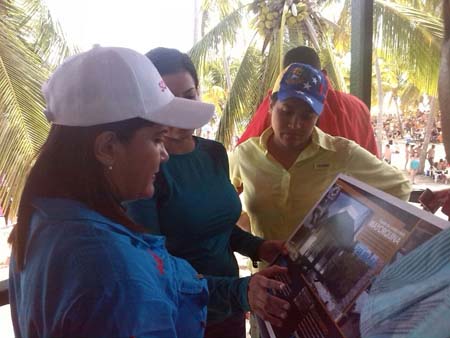 Durante el recorrido con Marleny Contreras estuvieron presentes el alcalde de municipio Jesús Seijó José Laurencio Silva, acompañados por la Ubch y el Poder Popular.