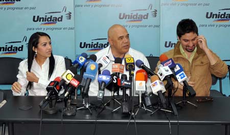 Jesús Torrealba, secretario ejecutivo de la MUD, en sus declaraciones flaqueado por Delsa Solórzano (UNT) y Freddy Guevara (VP). NEWS FLASH / JC