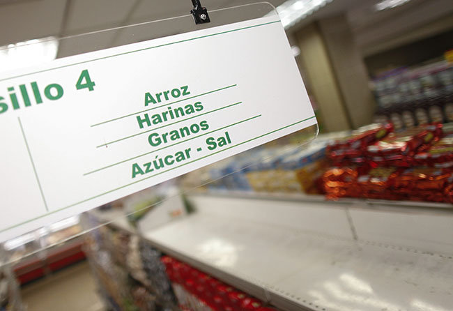 CAR03. CARACAS (VENEZUELA), 01/02/2013.- Aspecto de un anuncio informativo en un supermercado hoy, viernes 1 de febrero de 2013, en Caracas (Venezuela). La escasez de alimentos es un problema evidente en los anaqueles de los supermercados, se ha convertido en un conflicto que se achacan mutuamente el Gobierno y los empresarios, mientras los ciudadanos se afanan en la b˙squeda de pollo, harina, leche o az˙car. EFE/David Fern·ndez