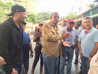 El alcalde Rodolfo Sanz, junto al presidente de Corpomiranda, Elías Jaua y su vicepresidente, Américo Mata, atendieron en persona la emergia en Guarenas