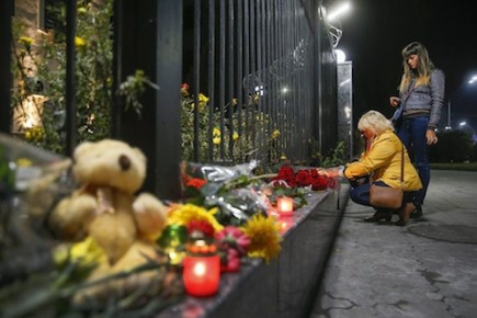 KIV15. Kiev (Ukraine), 31/10/2015.- Ukrainians lay flowers and light candles to memory of victims of the Russian MetroJet Airbus A321 accident in Sinai, Egypt, at the Russian embassy in Kiev, Ukraine, 31 October 2015. A Russian plane which went missing in Egypt on 31 October 2015 with 224 aboard has crashed in the Sinai, the Egyptian Civil Aviation Ministry confirmed. The ministry said in a statement that the debris from the plane had been found near the al-Arish airport, in the Sinai Peninsula. The plane was on a flight to St Petersburg, in Russia, reported the Itar-Tass news agency. (Egipto, Rusia, Ucrania) EFE/EPA/SERGEY DOLZHENKO