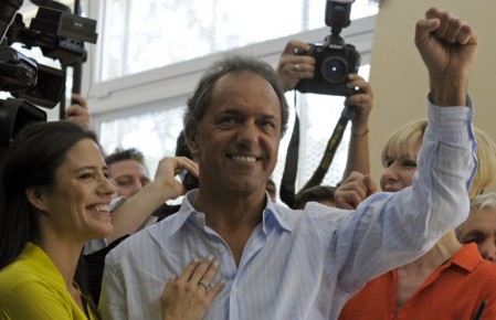 Daniel Scioli, de 58 años, fue apoyado por la coalición de izquierda de la presidenta Cristina Kirchner, Frente para la Victoria, y se presentó como un defensor del trabajo, los salarios y la familia que luchará "contra el capitalismo salvaje" que, a su juicio, encarna Mauricio Macri. AFP