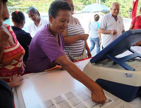 La militancia chavista entró en contacto con las maquinas de votación que el CNE habilitará para los comicios legislativos