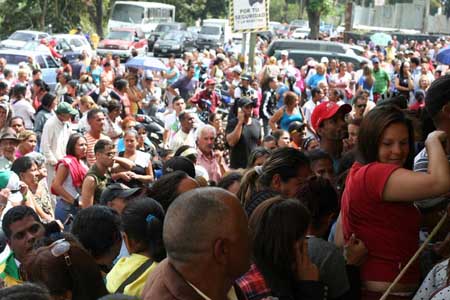 La llegada de productos desaparecidos desespera a quienes se amontonan a las puertas de los comercios