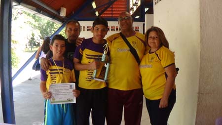Leonardo Lobatón con la Bota de Oro, Ehire Adrianza (premiado categoría Sub 14) Y Henry Álvarez acompañado de su esposa