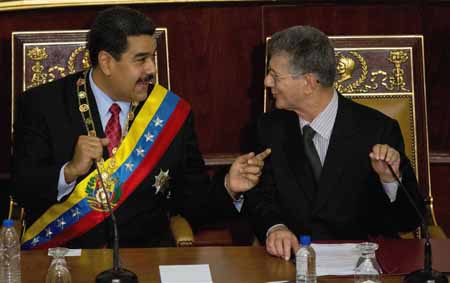 El presidente de la República, Nicolás Maduro, comparte con el presidente de la Asamblea Nacional en la sede del Parlamento, Henry Ramos Allup AP / Fernando Llano 