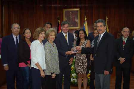 El edil Juan Carlos Vidal entregó un reconocimiento a la familia del expresidente