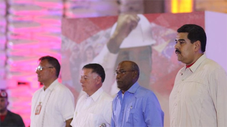  El presidente Maduro acompañado por el vicepresidente Aristóbulo Iztúriz Almeida y el gobernador Francisco Arias Cárdenas, entre otros funcionarios. 