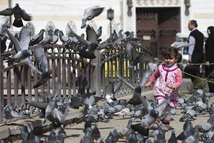 Una niña juega en un parque de Damasco, una imagen inusual en tiempos de guerra AP / Hassan Ammar