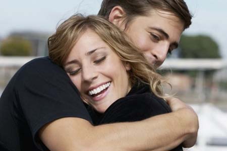 Un buen abrazo dura como mínimo 20 segundos y, en lo posible, debe ser entre dos personas que se quieren o se tiene suficiente confianza