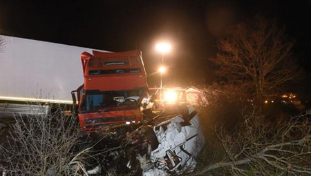  El minibús chocó con un camión en la carretera de Centro-Europa Atlántico (RCEA), en la pequeña localidad de Montbeugny